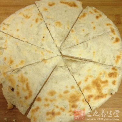 用橡皮刮刀拌勻，使面粉和黃油完全混合，成為濕潤的面團