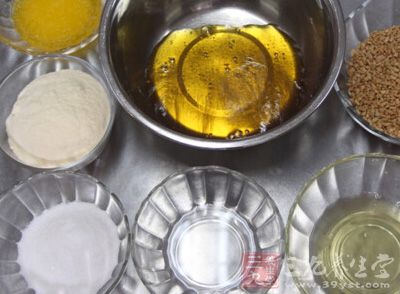 無鹽黃油75克，純白棉花糖300克，奶粉200克，花生350克，無鹽黃油75克