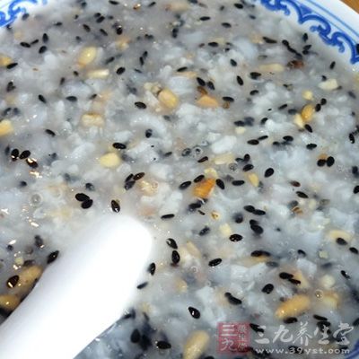 將粳米、黑芝麻粉、紅棗同入鍋