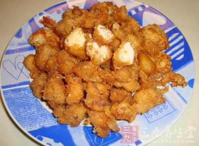 把雞脯肉切丁，加上鹽，味精，胡椒粉腌制，放置半小時