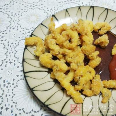 雞胸肉，雞蛋，面包屑，鹽，白胡椒粉，花椒粉，燒烤料