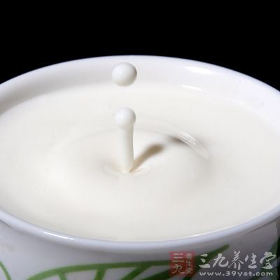 制作香蕉面包時，牛奶需少放