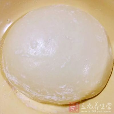 然後再將周圍的面粉逐漸和入，用手抓揉成面團