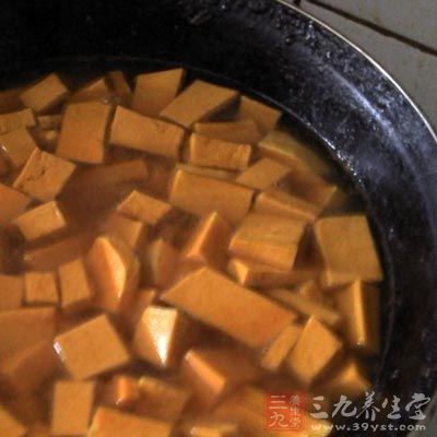 把南瓜切皮放在鍋裡煮
