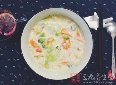 將炒好的牛奶糊倒入湯鍋中,攪拌均勻,再煮5分鐘, 出鍋前撒上黑胡椒碎粒和鹽 將炒好的牛奶糊倒入湯鍋中,攪拌均勻,再煮5分鐘, 出鍋前撒上黑胡椒碎粒和鹽