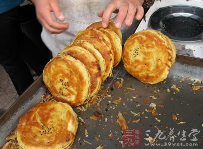 擀成厚約3-5MM的片狀,入烤盤 擀成厚約3-5MM的片狀,入烤盤