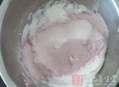 把烤盤拿起來摔兩下,震出大氣泡,用牙簽修補面糊表面出現的小坑 把烤盤拿起來摔兩下,震出大氣泡,用牙簽修補面糊表面出現的小坑