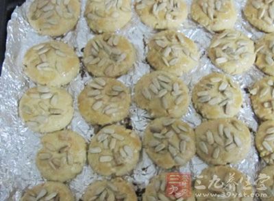 准備低粉200克,黃油80克,糖粉80克,雞蛋1個,奶粉2大勺 准備低粉200克,黃油80克,糖粉80克,雞蛋1個,奶粉2大勺