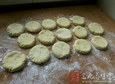 把弄好的劑子團做成圓餅狀，注意不要太厚