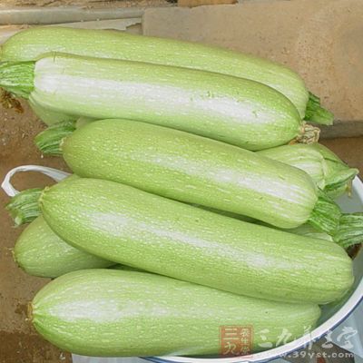 原料：准備一些西葫蘆
