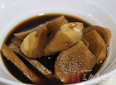 將醋倒入瓶中，蓋蓋，放陰涼處一周以後即可食用