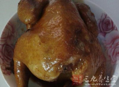 雞洗淨,有油的話撕去肥油,在雞身外抹少許鹽,瀝干 雞洗淨,有油的話撕去肥油,在雞身外抹少許鹽,瀝干