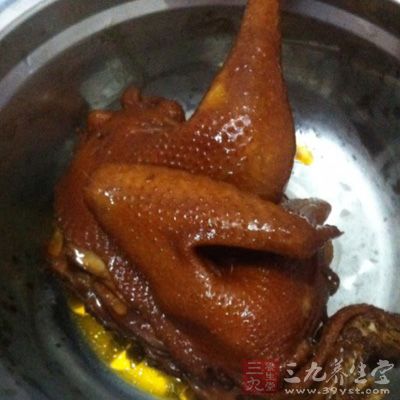 准備好姜、八角、辣椒,還有冰糖忘了拍圖。所有材料放入砂煲中 准備好姜、八角、辣椒,還有冰糖忘了拍圖。所有材料放入砂煲中