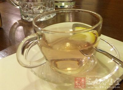 將水煮至沸騰，加入干燥的薰衣草，浸泡1分鐘後過濾備用