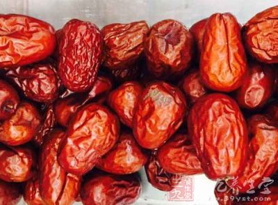 再加入紅棗，顆粒較大，所以切小塊了