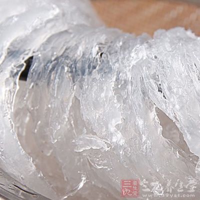 取純燕窩放置純淨水中泡發， 泡發時間為4個小時