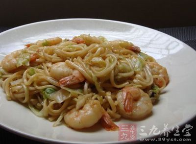 西生菜、卷心菜切細絲，哈密瓜切小塊，放入容器中加入沙拉醬，與蝦仁一起拌勻