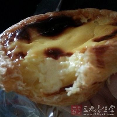 牛油蛋撻撻皮比較光滑和完整，好像一塊盆狀的餅干