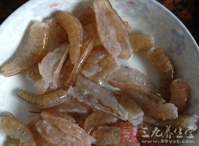 將處理好的調料填至蝦背的開口裡。入開水鍋中大火蒸6分鐘即可 將處理好的調料填至蝦背的開口裡。入開水鍋中大火蒸6分鐘即可