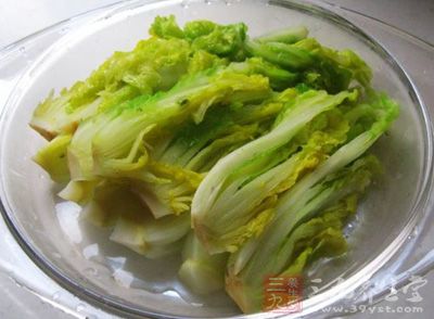 鍋中放適量水，放少許鹽和油，水開後放入娃娃菜焯熟