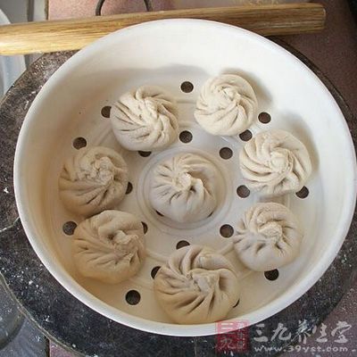 包好的包子，蒸籠抹油，將包子放入饧15分鐘