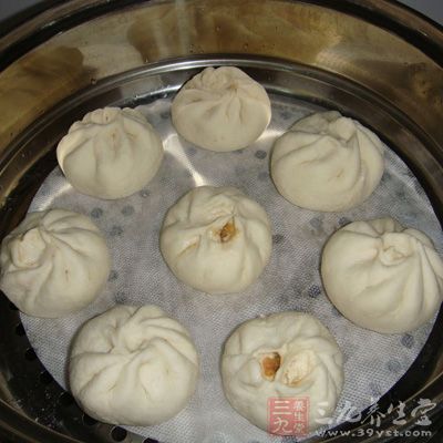 放入蒸籠中，蒸籠要塗油，或放硅油紙