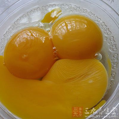 將雞蛋打散,放少許鹽備用 將雞蛋打散,放少許鹽備用