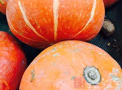 南瓜泥(適合6個月以上)原料:南瓜一小塊(約100克) 南瓜泥(適合6個月以上)原料:南瓜一小塊(約100克)