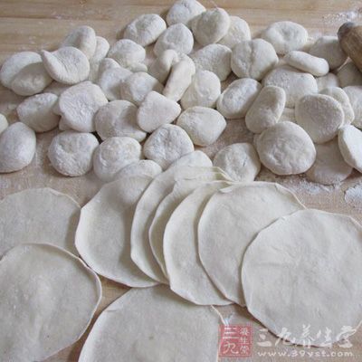 發好的面團分成小面團，逐個擀成大餃子皮的大小