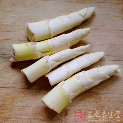 准備好的箭筍洗淨