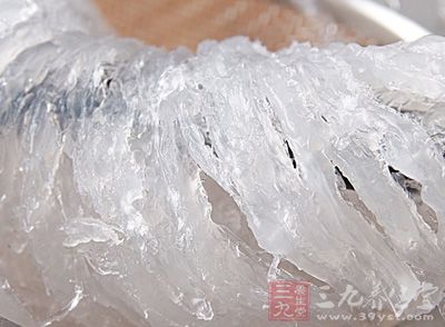 讓木瓜的味道滲入燕窩裡面，吃的時候配上冰糖水