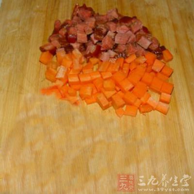 胡蘿卜切丁備用