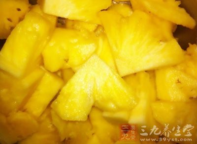 將新鮮菠蘿去外硬殼，切塊
