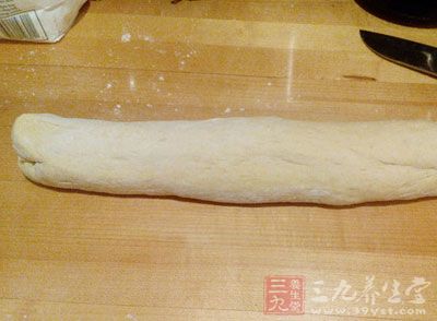 發面面團取一部分揉成長條