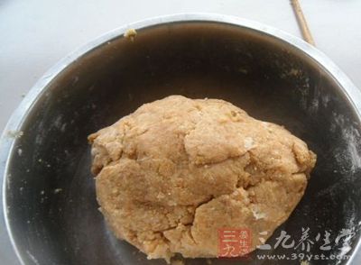 把面團分成均勻,搓圓 把面團分成均勻,搓圓