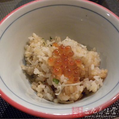 待稍涼後放適量鹽和白醋一小勺拌勻,三文魚腩切塊用鹽和生粉腌一會 待稍涼後放適量鹽和白醋一小勺拌勻,三文魚腩切塊用鹽和生粉腌一會