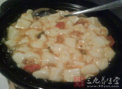 倒入半碗清水,把豆腐打成小方塊放入,倒適量醬油、剁椒同煮 倒入半碗清水,把豆腐打成小方塊放入,倒適量醬油、剁椒同煮