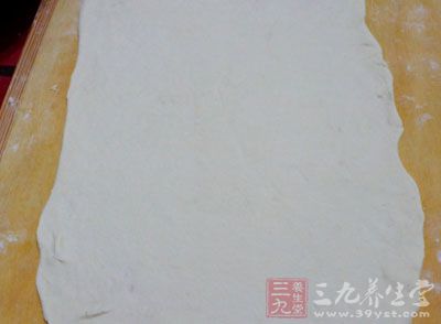 醒好的面擀成一張大薄片