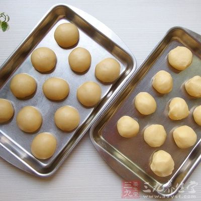 將所有油酥的材料揉成團，分為每個約10克的小油酥，搓圓
