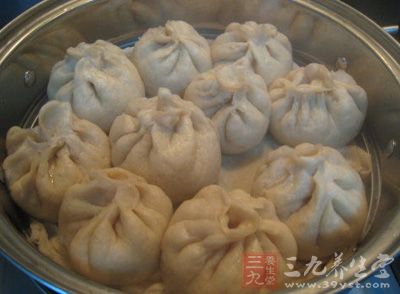 將肉餡包住皮中，捏好。放置20種後，上籠屜蒸12分鐘。不要掀蓋，焖5分鐘即好