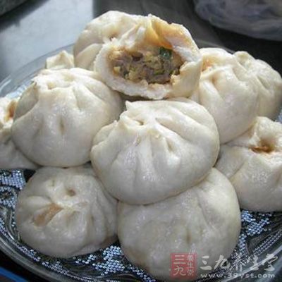 發好的面團揉勻，分成大小均勻的劑子，按扁
