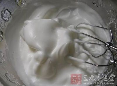 把淡奶油倒在容器裡，用抽蛋器按一個方向攪打