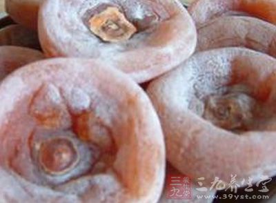 把成熟的柿子削掉皮，掛在外面涼干，就成柿餅了