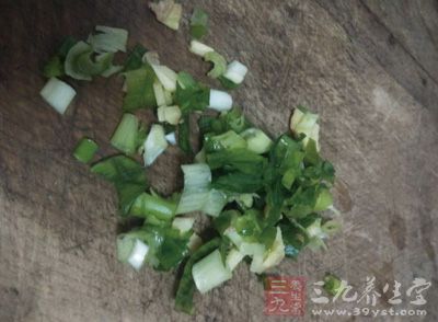 蔥去根須，洗淨，切碎