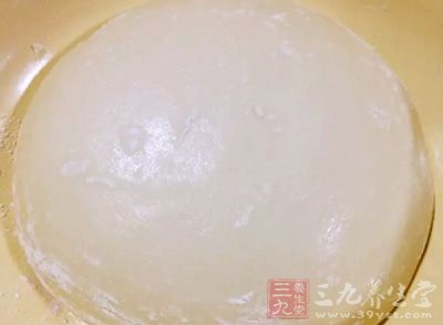 將發酵好的面團取出