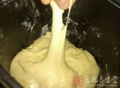 和面團的時候一定要慢慢添加牛奶，不然稀了就不好辦了
