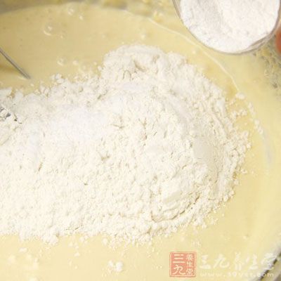 低筋面粉和糖粉過秤過篩放在一個盆裡
