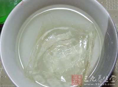 倒入果凍模，放入冰箱冷藏室兩三小時即可