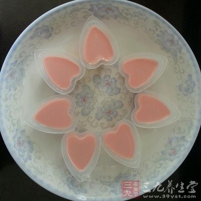 將各種口味的QQ糖分別放進容器內