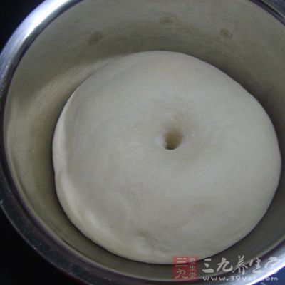 收入盆做基礎發酵至兩倍大，用手指戳入，不快速反彈，也不凹陷
